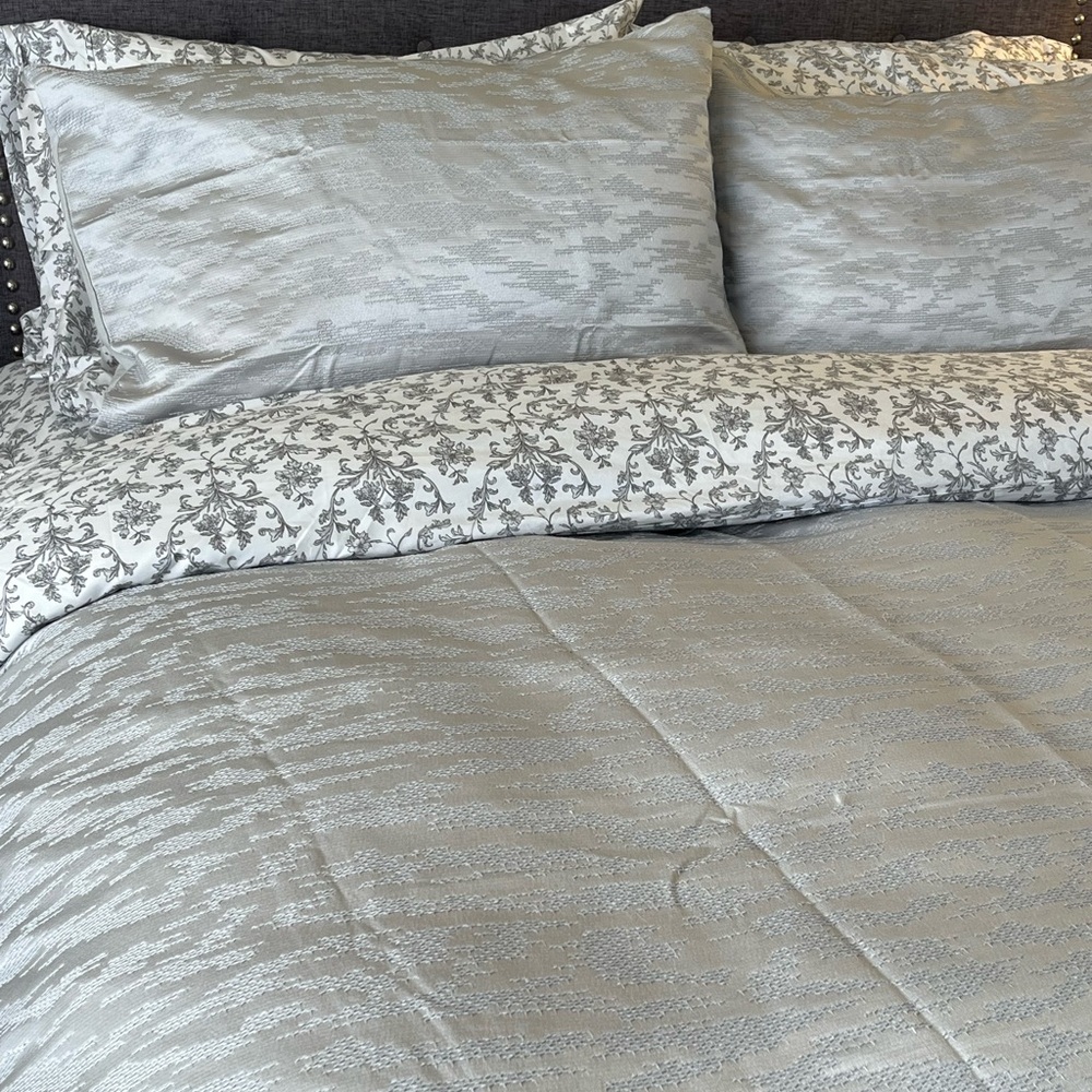 Classic Floral Printed Sheet Set and Four Pillow Cases - Gray on White - Picture 5 of 7